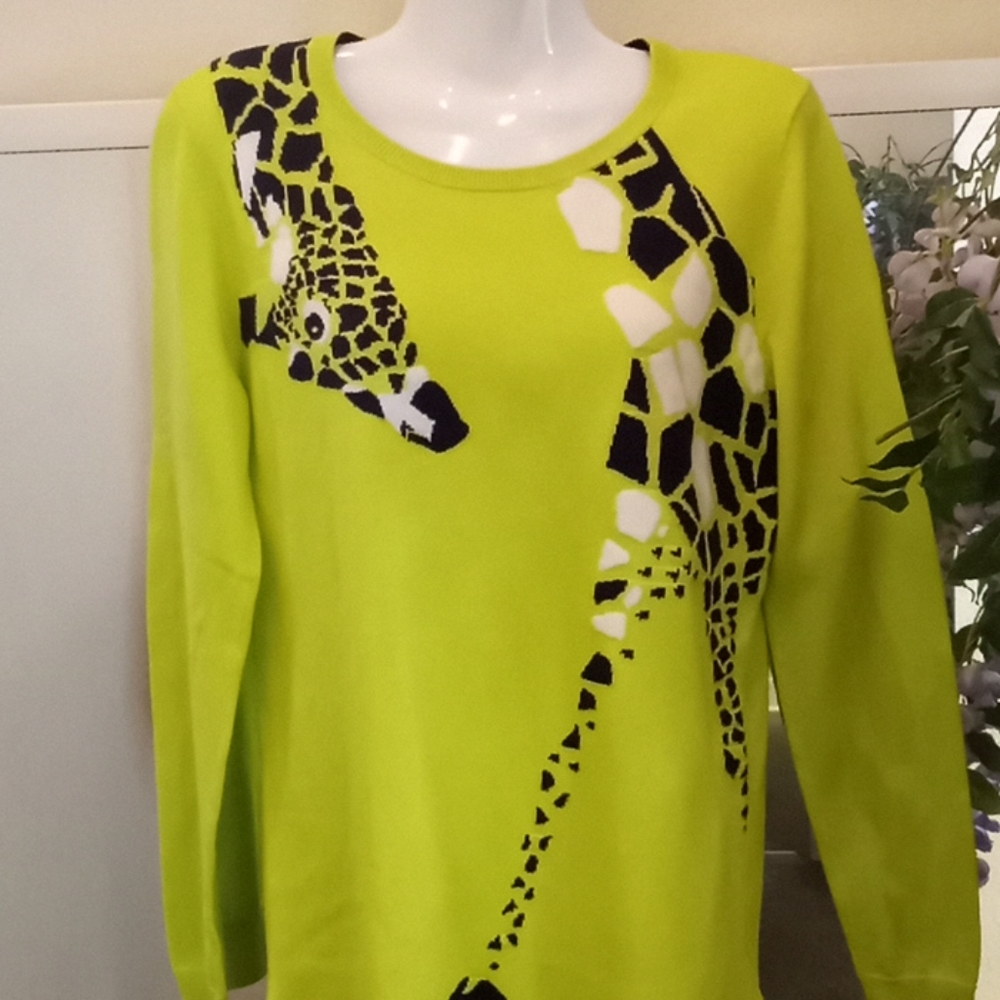 Crown & Ivy ๐ฆ Giraffe Print Sweater - Picture 2 of 12